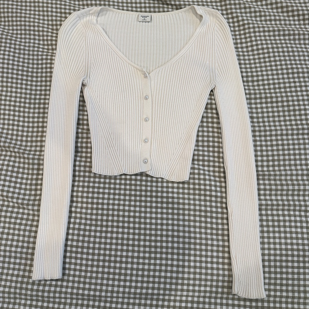 Abercrombie & Fitch Women’s Pearl Button Slim Ribbed Sweater